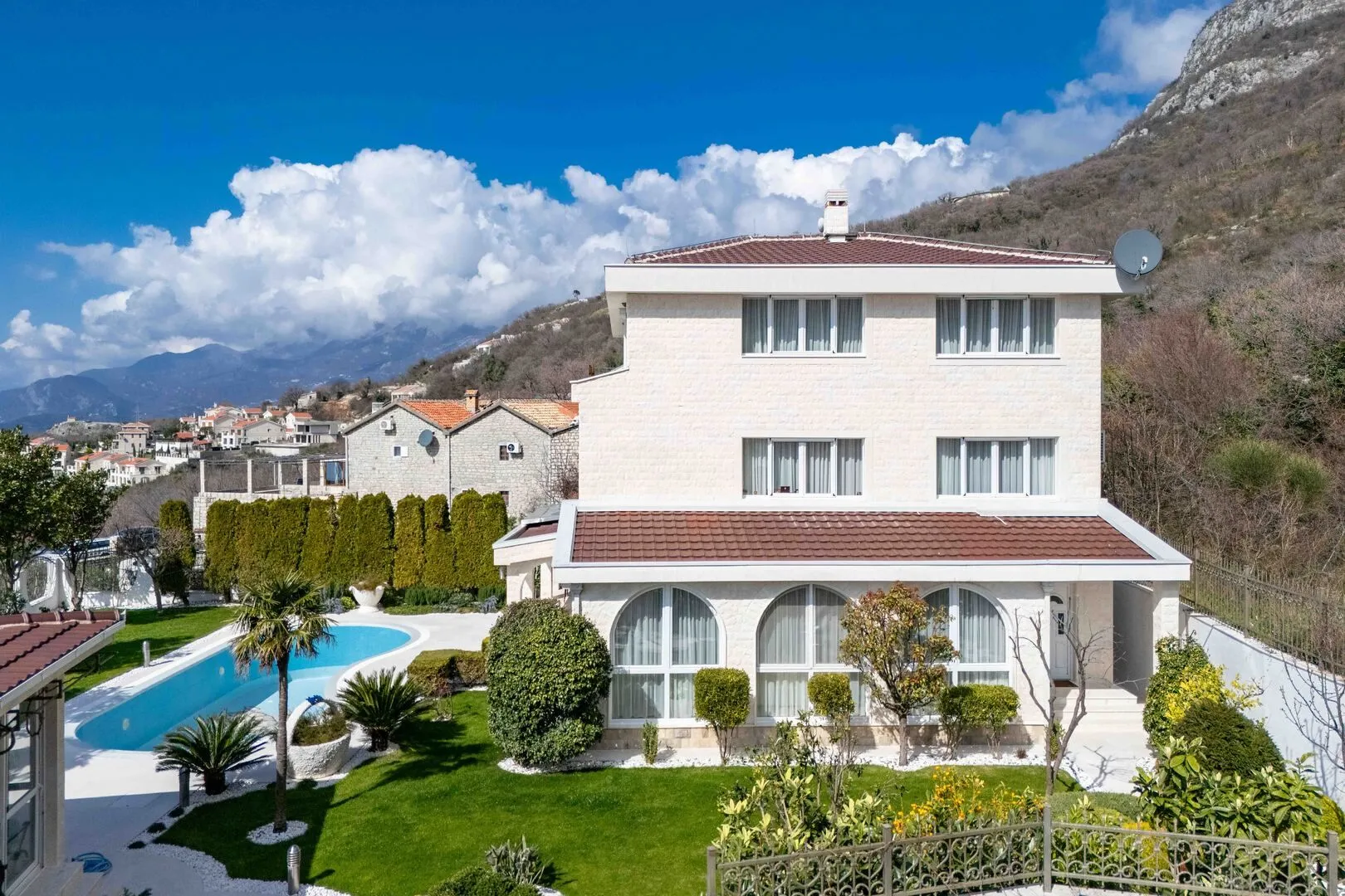 Sale, house, 410m², Blizikuće, Budva