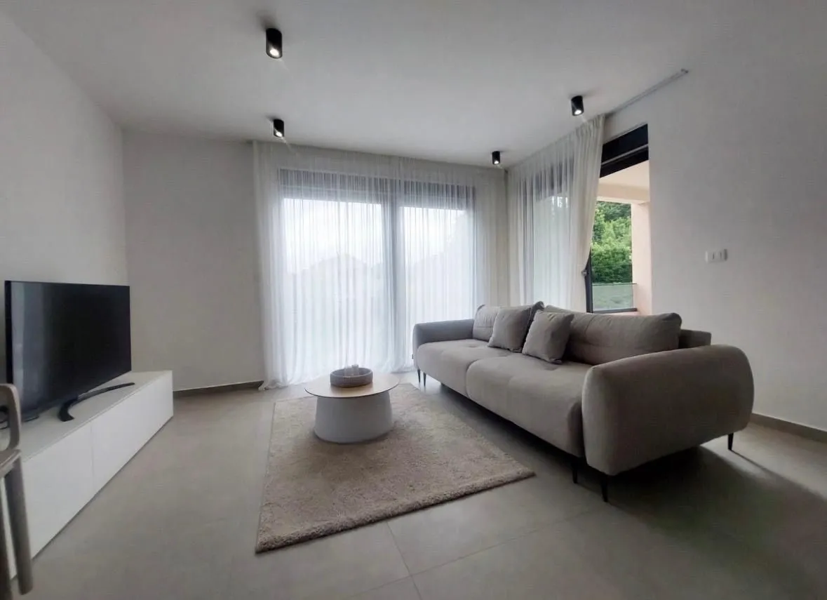 Izdavanje, dvosoban stan, 70m², Gradiošnica, Tivat