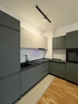 Moderna kuhinja sa zelenim elementima i ugradnim uređajima. - image 7