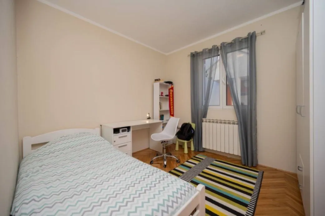 Prodaja, kuća, 400m², Momišići, Podgorica