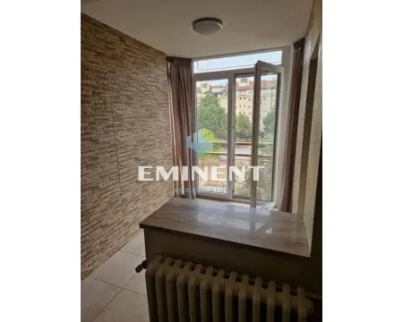 Zastakljeni balkon sa kamenom oblogom na zidu i izlazom na terasu. - image 17