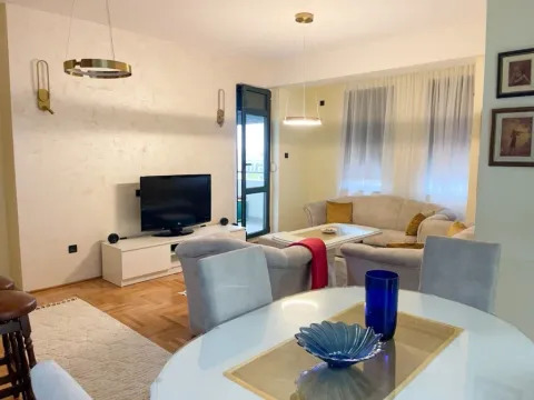 Izdavanje, dvosoban stan, 76m², Centar, Podgorica - image 1