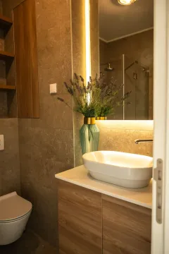 Moderne kupatilo sa umivaonikom, ogledalom i dekorativnim detaljima. - image 7