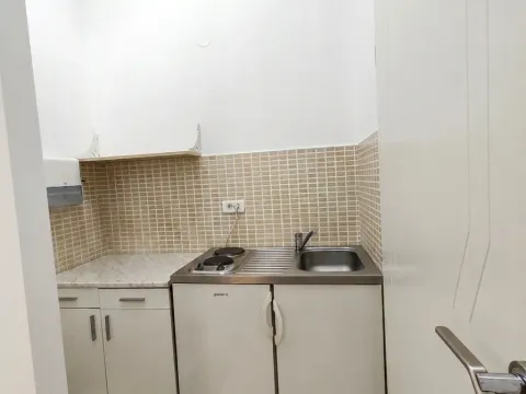 Izdavanje, poslovni prostor, 69m², Centar, Bar - image 4