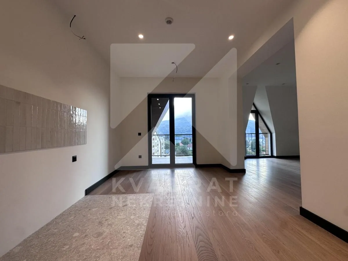 Prodaja, četvorosoban stan, 107m², Centar, Kolašin