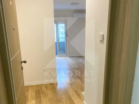 Izdavanje, poslovni prostor, 40m², Central Point, Podgorica - image 3