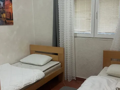 Izdavanje, dvosoban stan, 90m², Dobrota, Kotor - image 6