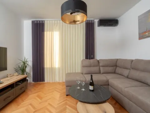 Izdavanje, dvosoban stan, 60m², Centar, Bar - image 2