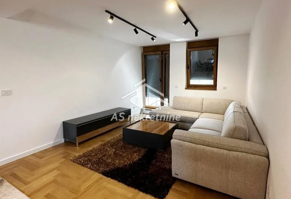 Izdavanje, trosoban stan, 80m², Stari Grad, Beograd