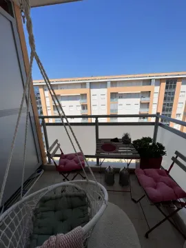 Namješten balkon sa garniturom za sjedenje i ljuljaškom. - image 6