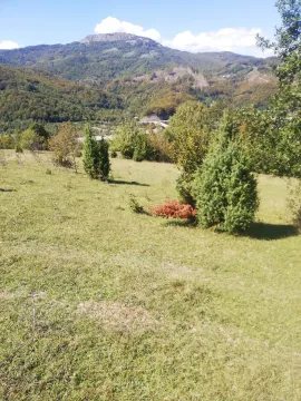 Prostran plac sa pogledom na planine. - image 10