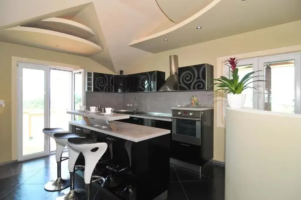 Izdavanje, stan, 120m², Tivat, Crna Gora