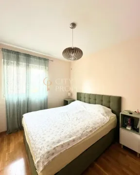 Namještena spavaća soba sa bračnim krevetom, prozorom i noćnim stočićem. - image 4