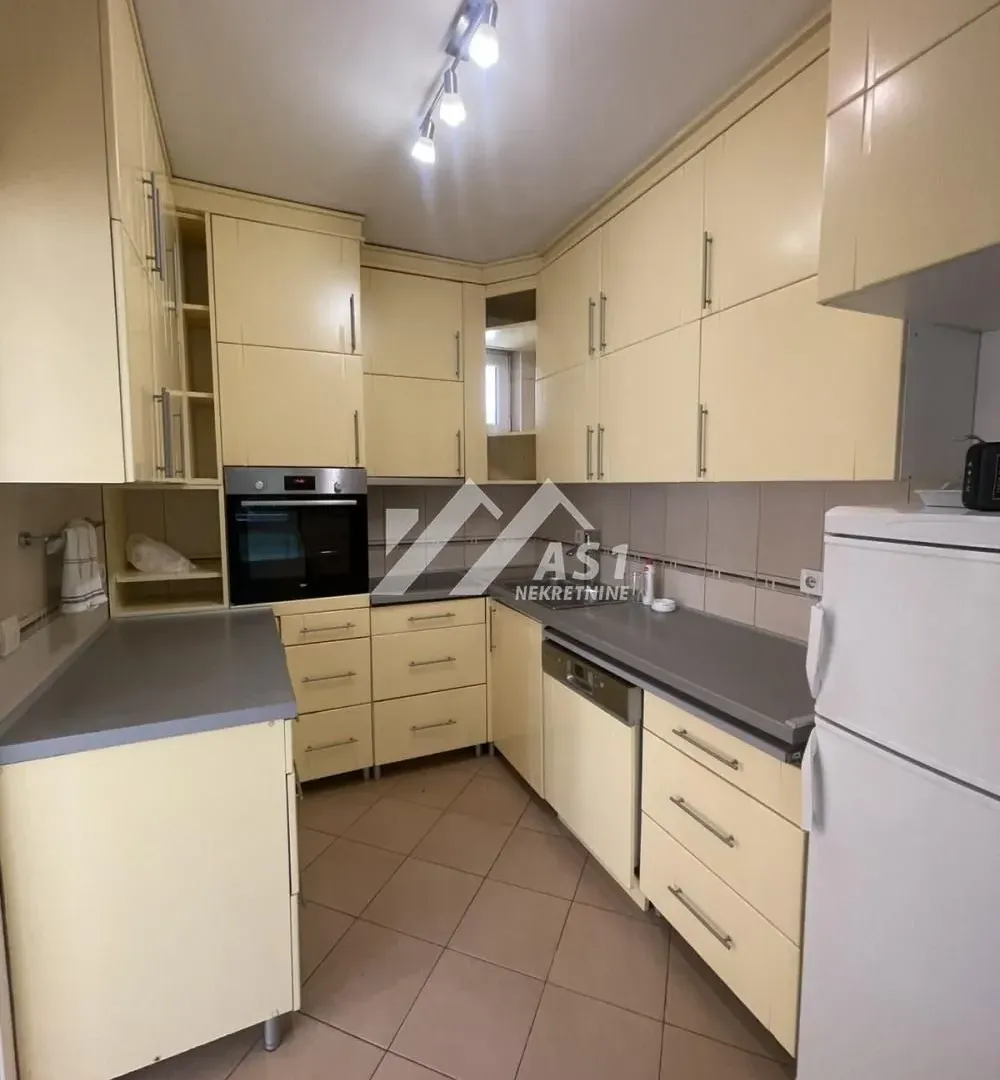 Izdavanje, četvorosoban stan, 80m², Rotkvarija, Novi Sad Sve Podlokacije