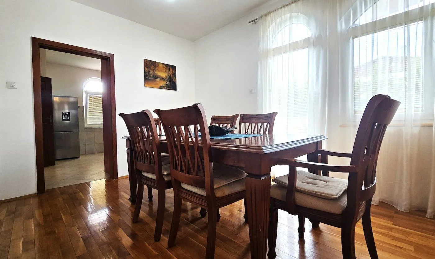 Izdavanje, kuća, 180m², Tološi, Podgorica