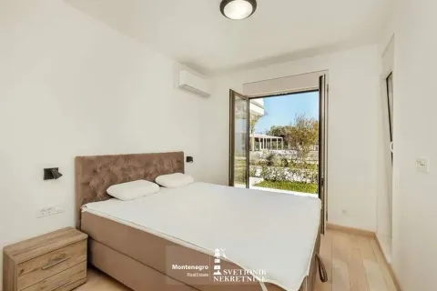 Svjetla spavaća soba sa bračnim krevetom i izlazom na terasu. - image 10