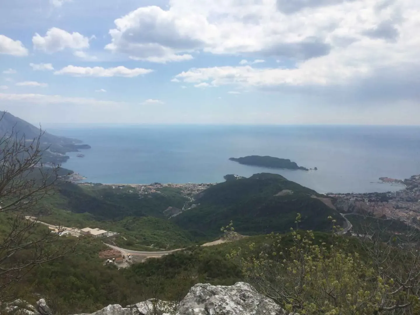 Panoramski pogled na more, obalu i ostrvo sa vidikovca.