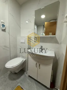 Moderno opremljeno kupatilo sa umivaonikom i toaletom. - image 10