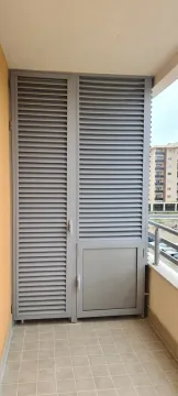 Balkon sa sivim metalnim žaluzinama i popločanim podom. - image 8