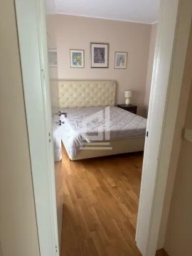 Pogled iz hodnika na spavaću sobu sa bračnim krevetom. - image 8