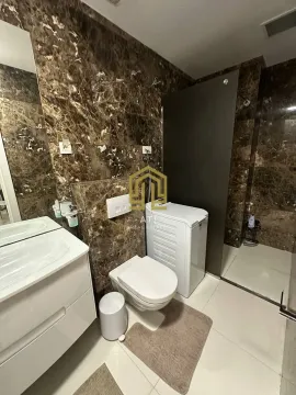 Moderne kupatilo sa mermernim pločicama, wc šoljom, umivaonikom i mašinom za veš. - image 11