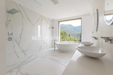 Moderne kupatilo sa samostojećom kadom, tuš kabinom i pogledom na prirodu. - image 13