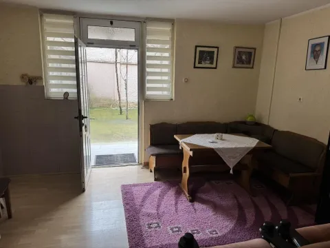Soba sa trpezarijskim stolom i izlazom na dvorište. - image 5