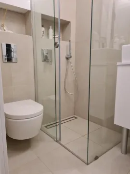 Moderno kupatilo sa tuš kabinom i ugradnom šoljom. - image 13