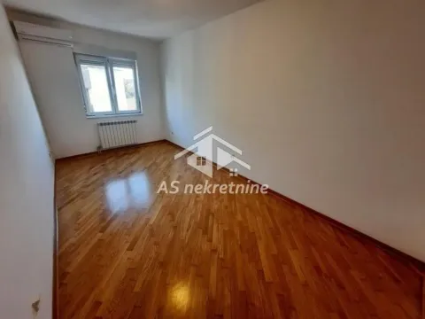 Prazna soba sa parketom i jednim prozorom. - image 11