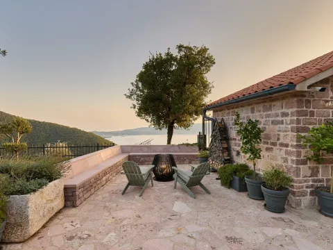 Prodaja, kuća, 293m², Donja Lastva, Tivat