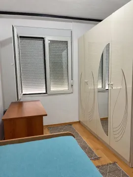 Namještena spavaća soba sa velikim garderoberom i prozorom. - image 12