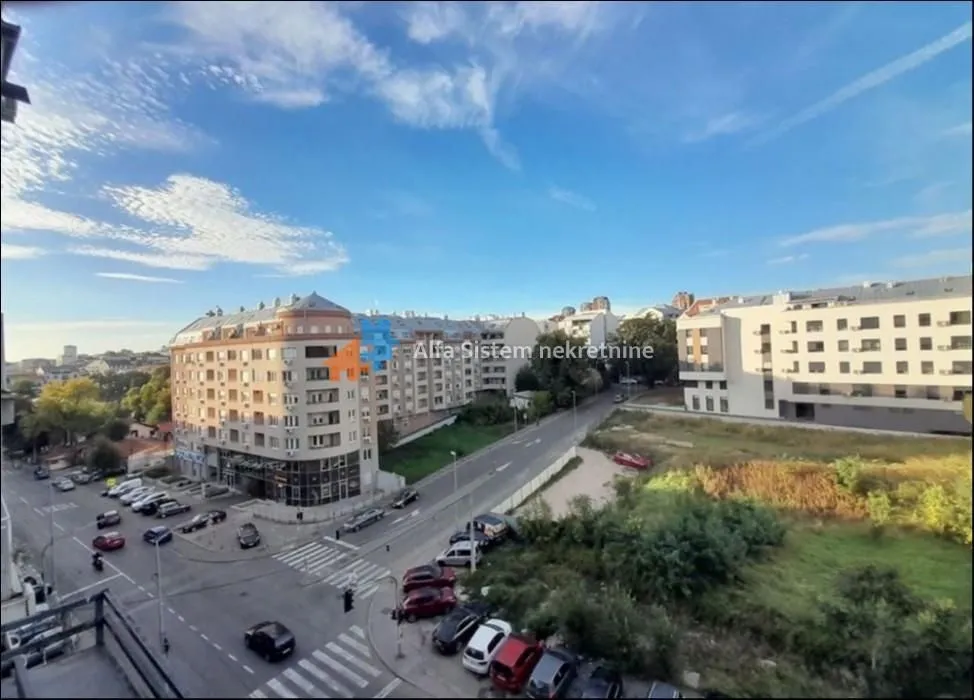 Pogled sa prozora na okolne zgrade i ulicu.