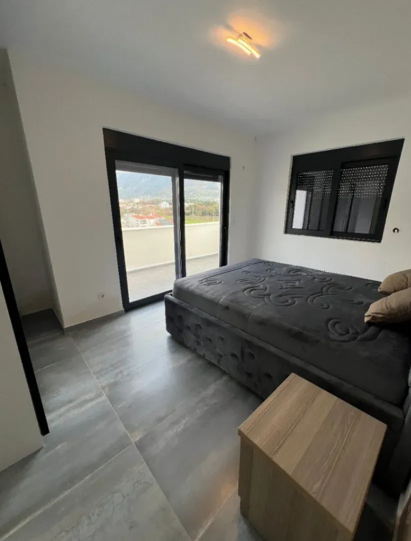 Izdavanje, dvosoban stan, 150m², Polje, Bar