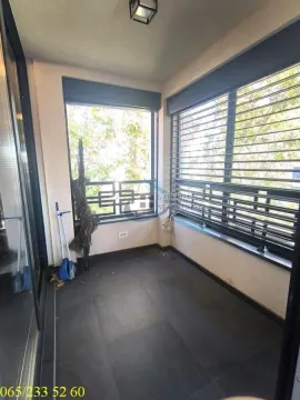 Zastakljeni zatvoreni balkon sa velikim prozorima i tamnim podnim pločicama. - image 16