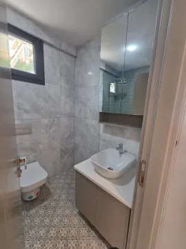 Manje moderno kupatilo sa umivaonikom, ormarićem i toaletom. - image 17