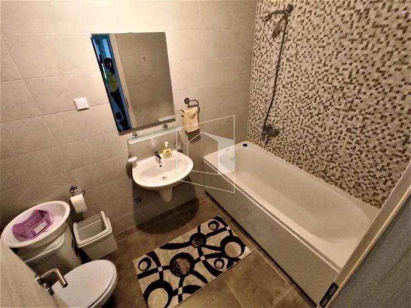 Manje kupatilo sa kadom, umivaonikom i wc šoljom.