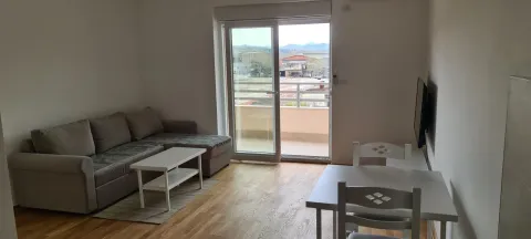 Svijetla dnevna soba sa izlazom na balkon. - image 17