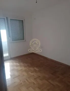 Prazna soba sa parketom i izlazom na terasu. - image 3