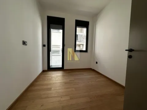 Prazna soba sa parketom i prozorima. - image 8