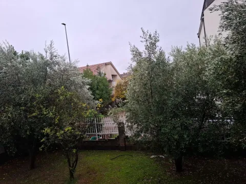 Izdavanje, kuća, 300m², Stari Aerodrom, Podgorica - image 5