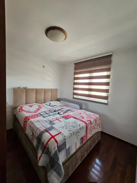 Spavaća soba sa bračnim krevetom i prozorom. - image 12