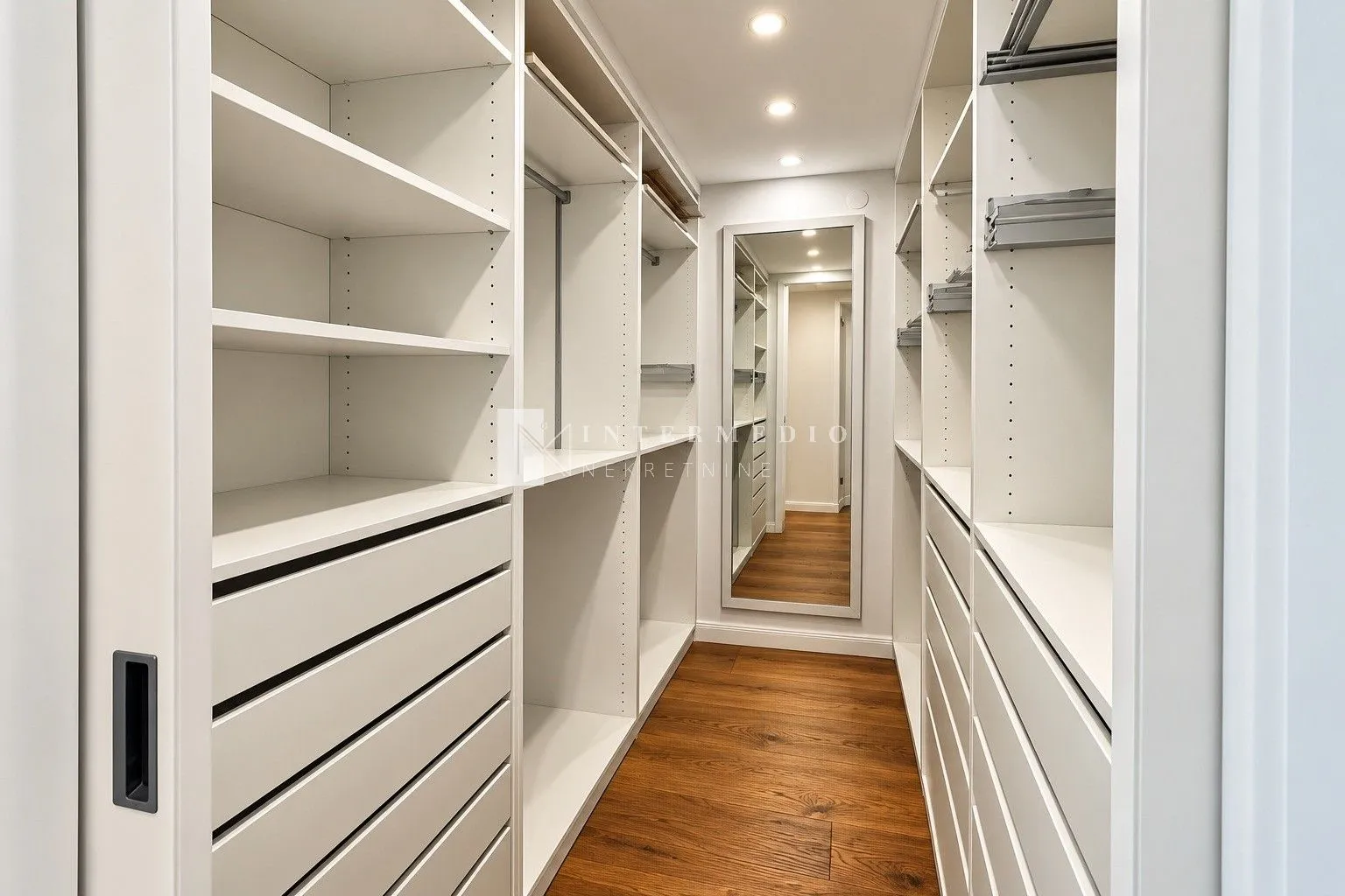 Izdavanje, dvosoban stan, 90m², Savina, Herceg Novi
