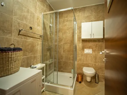 Izdavanje, jednosoban stan, 40m², Dobrota, Kotor - image 12