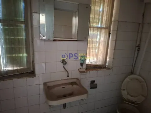 Starije kupatilo sa umivaonikom, ogledalom i toalet šoljom. - image 10