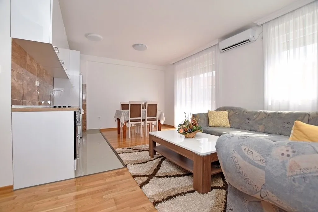 Izdavanje, jednosoban stan, 45m², Igalo, Herceg Novi
