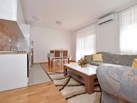 Izdavanje, jednosoban stan, 45m², Igalo, Herceg Novi - image 11