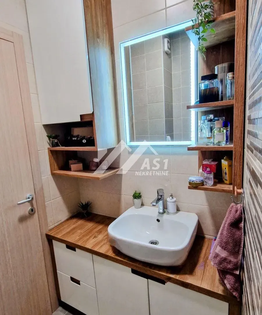 Izdavanje, trosoban stan, 63m², Salajka, Novi Sad Sve Podlokacije