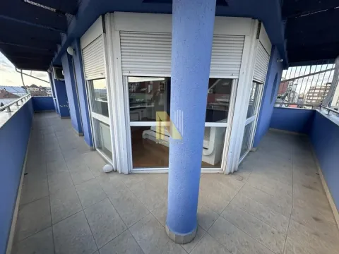 Velika terasa sa pločicama i plavim stubom oko dela stana. - image 12