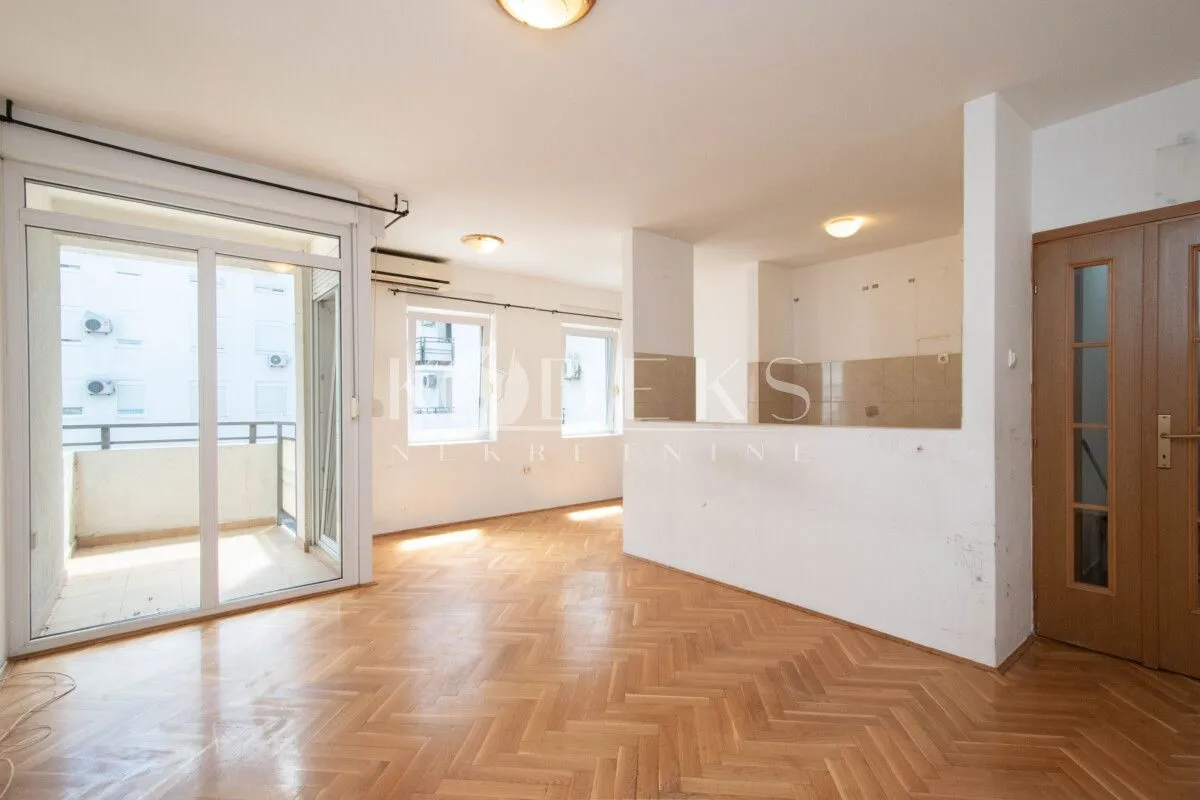 Izdavanje, dvosoban stan, 66m², Blok 9, Podgorica