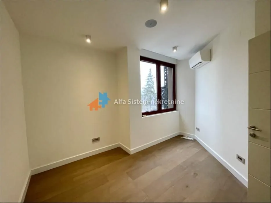 Izdavanje, četvorosoban stan, 174m², Savski Venac, Beograd